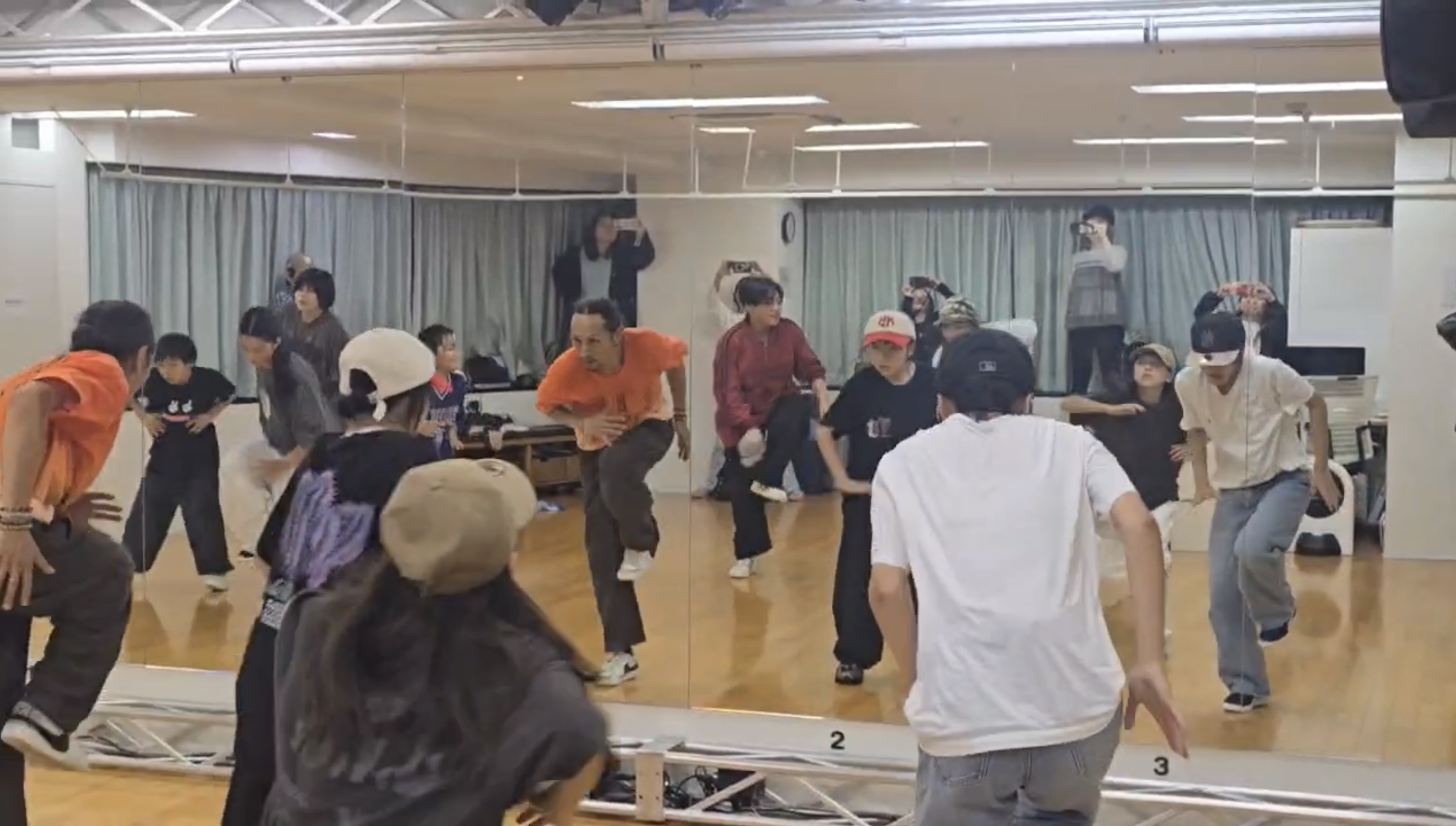 鏡に向かって踊る生徒たち