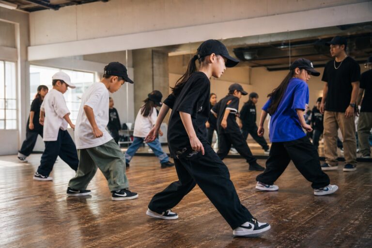 ヒップホップのダンススタジオで子どもがステップの見せ方を練習している様子