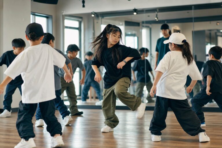 ヒップホップのスタジオで子どもが自分の見せ方を探して踊る様子